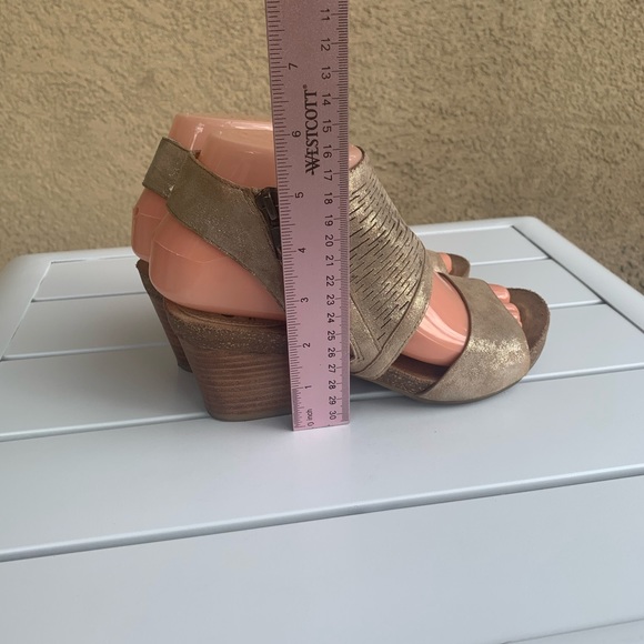 Sofft suede perforated tan glittery sandals size 6M - Picture 15 of 16